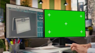 Yeşil enerjili güneş enerjili cihaz tasarımı yapmak için yeşil ekran modelleme bilgisayarı kullanan teknisyenleri kapatın. Ar-Ge uzmanı kroma anahtar bilgisayar kullanır, eko solar cihaz prototipi oluşturur, kamera B
