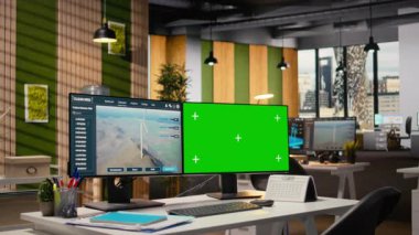 Rüzgâr türbini CAD tasarım yazılımı mühendislik ofisinde sürdürülebilir enerji araştırmaları için kullanılan yeşil ekran bilgisayarda. Krom anahtar PC üzerindeki yazılım arayüzü rüzgar enerjisi jeneratörünün dijital modellemesi ile