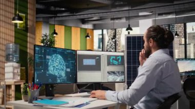 Ar-Ge araştırmacısı güneş yeşili enerji sistemlerini incelemek için yapay zeka kullanıyor. Fotovoltaik karbon ayak izini geliştirmek için yapay zeka teknolojisini kullanan mühendis, kamera A