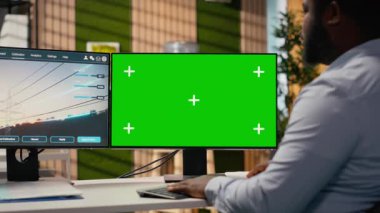 Mühendis, akıllı elektrik şebekesi geliştirmek için izole ekran bilgisayarında dijital modelleme aracı kullanıyor. Ar-Ge uzmanı yüksek voltaj iletim kulesini yükseltmek için CAD yazılımı kullanıyor. Kamera B
