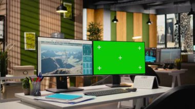 Araştırma ve geliştirme ofisindeki yeşil ekran modelleme bilgisayarı üzerinde gelecekteki yel değirmeni prototip simülasyonu. Yeni nesil dikey rüzgar türbini kroma anahtar bilgisayarda CAD yazılımının planı