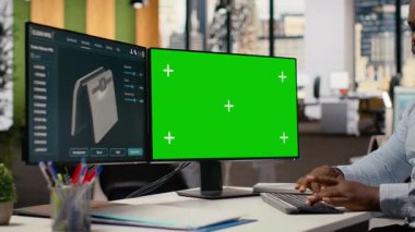 Mühendis, gelişmiş güneş pili teknolojisi yeşil enerji aygıtı yapmak için yeşil ekran modelleme bilgisayarı kullanıyor. Adam, güneş paneli lambası prototipini krom anahtar bilgisayarda güç çıkışını maksimuma çıkarmak için test ediyor, kamera B
