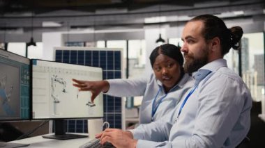 Araştırma ve geliştirme ofisindeki iş arkadaşları, sürdürülebilir güneş paneli montajı için üretim hatlarını yükseltmek için CAD programını kullanıyorlar. Mühendislerden oluşan bir ekip, güneş pillerinin çevre dostu olması için simülasyon yapıyor. Kamera A.