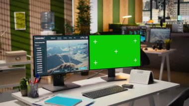 Ar-Ge ofisindeki yeşil ekranda rüzgar türbini simülasyonu. Krom anahtar bilgisayarda CAD program arayüzü yenilenebilir enerji mühendisliğini ve sürdürülebilir teknoloji yeniliğini destekliyor