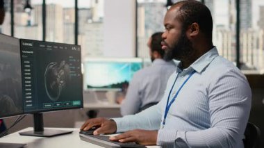 Mühendis, bıçak aerodinamiğini optimize ederek rüzgar türbininin karbon ayak izini geliştiriyor. Ar-Ge çalışanı ofisteki çevre dostu yel değirmeninin gelişmiş materyallerini test ediyor, kamera B