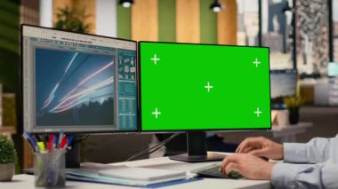 Elektrik hatlarına bakan teknisyen yeşil ekrandaki analitik yazılım arayüzü ölçümleri gösteriyor. Ar-Ge çalışanı elektrik kuleleri sensör verilerini analiz etmek için model bilgisayar kullanıyor.