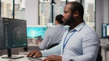 Ofisteki mühendis rüzgar türbini CAD tasarımı üzerinde çalışıyor, sürdürülebilir enerji araştırması yapıyor. Ar-Ge uzmanı yazılım kullanarak rüzgar enerjisi üreteci altyapısının dijital modellemesini yapıyor, kamera B