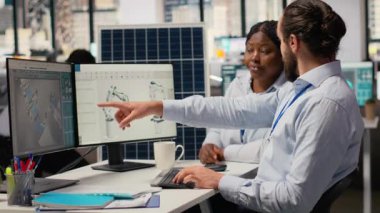 Ar-Ge bölümü meslektaşları temiz enerji yeniliği üzerinde çalışarak sürdürülebilir güneş pilleri üretimini optimize ediyorlar. Takım çalışması yenilenebilir enerji profesyonelleri ofiste güneş enerjisi üretimini yeniliyorlar