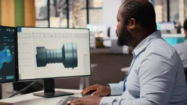 Çevresel performansı artıran teknoloji geliştirmek için rüzgar türbini CAD tasarımı üzerinde çalışan bir mühendis. Ar-Ge uzmanı rüzgar enerjisi üreticisi için yenilikçi malzemeler üretiyor, kamera B