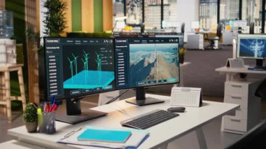 PC üzerindeki yazılım arayüzü rüzgar çiftliği yerleşimlerini planlamak için kullanılır, ideal türbin yerleşimlerini belirler. Yel değirmenlerinin çiftlik yapılandırmalarını tasarlamak için kullanılan mühendislik ofisindeki bilgisayar üzerindeki CAD programı