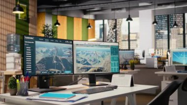 Mühendislik ofisinde yeşil enerji araştırmalarında kullanılan fütürist dikey rüzgar türbini CAD tasarımı. Gelişmiş temiz rüzgar VAWT enerji üreteç donanımının dijital modellenmesiyle bilgisayar üzerindeki yazılım arayüzü