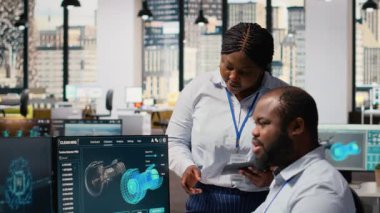 Takım çalışanı mühendisler türbin parçalarını sürdürülebilirliği maksimuma çıkarmak için derin öğrenme teknolojisiyle geliştirirler. İş arkadaşları aerodinamiği rafine etmek için yapay zeka teknolojisi kullanıyor, yeşil enerji çıkışını arttırıyor, kamera B