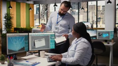 Çalışanlar konuşuyor, gelişmiş güneş pili teknolojisi alternatif enerji cihazını değerlendiriyor. Ar-Ge ofis çalışanları güneş paneli lambası prototipini test ediyor, maksimum güç seviyelerini kontrol ediyor, kamera A