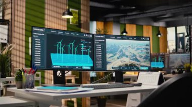 Windmill Çiftliği CAD tasarım yazılımı mühendislik ofisindeki monitörlerde gösteriliyor. Sürdürülebilir enerji araştırma projesi sırasında yenilenebilir jeneratör altyapısının dijital modellenmesi