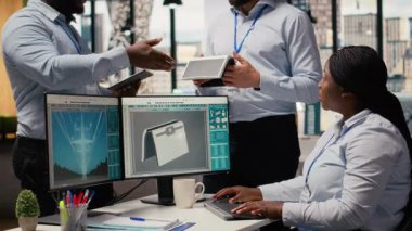 Mühendislik ekibi beyin fırtınası yapıyor, gelişmiş güneş pili teknolojisini değerlendiriyor temiz enerji tabanlı cihaz. Takım çalışması Ar-Ge meslektaşları güneş paneli lambası prototipini test ediyor, güç çıkışını kontrol ediyor, kamera B