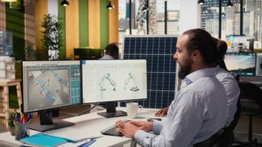 Araştırma ve Geliştirme Ofisi meslektaşları beyin fırtınası yaparak güneş paneli sistemleriyle nasıl yeşil enerji üreteceklerini araştırıyorlar. Takım çalışması mühendisleri PV hücrelerini geliştirmek için birlikte çalışıyorlar karbon ayak izi, kamera A