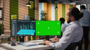 Rüzgâr çiftliği planlarını planlamak için kullanılan yeşil ekran modelleme bilgisayarı üzerinde yazılım kullanan mühendis. Ar-Ge uzmanı, krom anahtar bilgisayarda CAD programını kullanarak yel değirmenlerinin çiftlik yapılandırmalarını tasarlıyor.