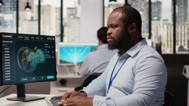 Teknisyen rüzgar çiftliği yerleşimlerini planlamak için yazılım kullanıyor, ideal türbin yerleşimlerini belirliyor. Ar-Ge çalışanı, Yel değirmenleri tarım konfigürasyonları, kamera B için CAD programı üzerinde çalışıyor.