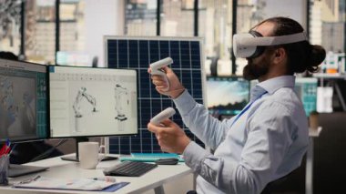 Ar-Ge araştırmacısı güneş enerjisi sistemlerini incelemek için VR kulaklık kullanıyor. Fotovoltaik karbon ayak izini geliştirmek için sanal gerçeklik simülasyonu kullanan mühendis, kamera B