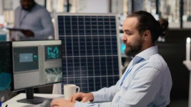 Yenilenebilir enerji araştırmacısı güneş panellerini otomatik hale getirmek için simülasyon yazılımı kullanıyor. Montaj ve rüzgar türbinleri tarım altyapısını geliştiriyor, yeşil endüstri verimliliğini arttırıyor, kamera B