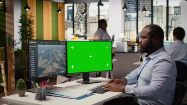 Mühendis temiz enerji üretim teknolojisi testleri için yeşil ekran modelleme bilgisayarı kullanıyor. Çalışan yenilenebilir enerji sektöründeki son teknoloji çözümler için krom anahtar bilgisayar kullanır, kamera A