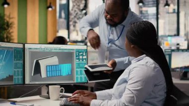 Teknisyenler gelişmiş güneş pili teknolojisini, temiz enerji tabanlı cihazı değerlendirmek için birlikte çalışıyorlar. Araştırma ve geliştirme bürosu çalışanları güneş paneli lambası prototipini test ediyor, güç çıkışını kontrol ediyor, kamera B