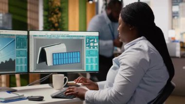 Ekip lideri, yenilikçi güneş enerjili cihaz prototipi üzerinde mühendis tarafından yapılan çalışmaları denetliyor. Ürün yöneticisi taşınabilir güneş paneli aygıtını inceliyor Ar-Ge departmanında verimlilik, kamera B