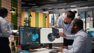 Mühendislerden oluşan bir ekip rüzgar türbinini daha sürdürülebilir hale getirmek için CAD uygulamasını kullanarak karbon ayak izini azaltıyor. Takım çalışması Ar-Ge meslektaşları gelişmiş materyalleri çevre dostu yel değirmeni parçaları için test ediyorlar, kamera A