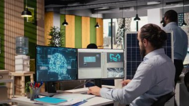 Sürdürülebilirlik uzmanı güneş paneli montajı için üretim hatları tasarlamak için yapay zeka teknolojisini kullanır. Teknisyen güneş pillerini geliştirmek için yapay zeka kullanır, temiz enerji üretimini arttırır, kamera A