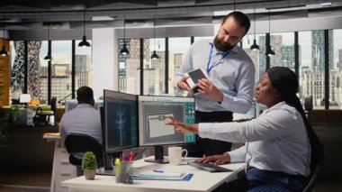 Ekip lideri, gelişmiş güneş pili teknolojisi yeşil enerji cihazı üreten mühendis tarafından yapılan işi denetliyor. Ar-Ge yöneticisi güneş paneli lamba prototipini analiz ediyor, güç seviyelerini kontrol ediyor, kamera A