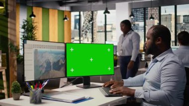 Teknisyen yeşil ekran PC kullanarak rüzgar türbini CAD tasarımı üzerinde çalışıyor, yenilenebilir enerji araştırması yapıyor. Ar-Ge uzmanı, rüzgar enerjisi üreteç ekipmanlarının dijital modellemesini A kamerasında yapıyor.