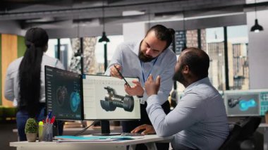 Türbin parçalarını sürdürülebilirliği arttırmak için birlikte çalışan teknisyen ekibi. Meslektaşlar bıçak aerodinamiğini rafine etmek için beyin fırtınası yapıyorlar, yeşil enerji çıkışını arttırıyorlar, kamera B