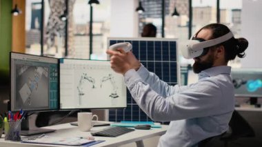 Sürdürülebilirlik uzmanı gelişmiş güneş panelleri tasarlamak için VR kulaklık kullanır. İşçi güneş pillerini geliştirmek için sanal gerçeklik simülasyonu çalıştırıyor, yeşil enerjinin benimsenmesini hızlandırıyor, kamera B