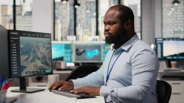 Çevresel performansı artıran teknoloji geliştirmek için elektrik hatları direği CAD tasarımı üzerinde çalışan bir mühendis. Ar-Ge uzmanı, şanzıman kulesi, kamera B için yenilikçi materyallerle geliyor.