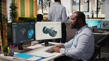 Rüzgar enerjisi araştırmacısı sürdürülebilirliği maksimuma çıkarmak için türbin bileşenini analiz eder. Ofisteki CAD tasarımcısı bıçak aerodinamiklerini arıtmak için dijital modelleme yazılımı kullanıyor, temiz enerji çıktısının arttırılması, kamera A