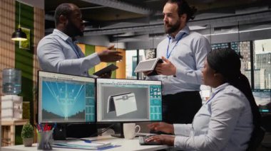 Mühendislik ekibi beyin fırtınası yapıyor, gelişmiş güneş pili teknolojisini değerlendiriyor temiz enerji tabanlı cihaz. Takım çalışması Ar-Ge meslektaşları güneş paneli lambası prototipini, güç çıkışını, kamera A 'yı test ediyor.