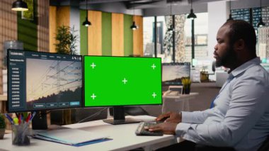 Mühendis, akıllı elektrik şebekesi geliştirmek için izole ekran bilgisayarında dijital modelleme aracı kullanıyor. Ar-Ge uzmanı yüksek voltaj iletim kulesini yükseltmek için CAD yazılımı kullanıyor. Kamera A