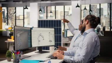 Ar-Ge departmanı çalışanları güneş paneli sistemleriyle nasıl yeşil enerji üretileceğini araştırıyor. Mühendisler PV hücrelerini geliştirmek için CAD yazılımını kullanıyorlar. Karbon ayak izi, kamera A