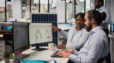 Ar-Ge ekibi güneş paneli üretimini optimize ederek temiz enerji yeniliği ve sürdürülebilir endüstri uygulamaları üzerinde çalışıyor. Yenilenebilir enerji uzmanları güneş enerjisi üretimi, kamera A