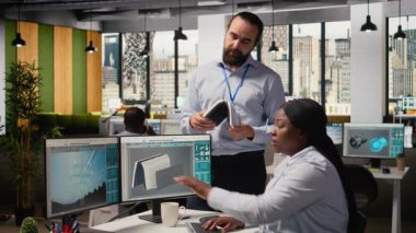 Yenilikçi güneş enerjili cihaz prototipi için mühendislerden oluşan bir ekip beyin fırtınası yapıyor. Araştırma ve Geliştirme Ofisi çalışanları verimliliği arttırmak için taşınabilir güneş paneli aygıtı denemesi yapıyorlar. Kamera A