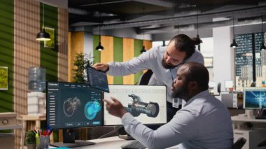 Türbin parçalarını sürdürülebilirliği arttırmak için birlikte çalışan teknisyen ekibi. Meslektaşlar bıçak aerodinamiğini rafine etmek için beyin fırtınası yapıyorlar, yeşil enerji çıkışını arttırıyorlar, kamera A