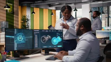 İş arkadaşları rüzgar türbinini daha sürdürülebilir yapmak için yapay zeka teknolojisi kullanır, karbon ayak izini azaltır. Ar-Ge uzmanlarının beyin fırtınası yapması, çevre dostu yel değirmeni parçalarını yapay zekayla test etmesi, kamera A