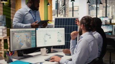 Ar-Ge meslektaşları güneş panelleri üretim hatlarını daha dost hale getirmek için beyin fırtınası yapıyorlar. Takım çalışması teknisyenleri güneş pillerini optimize etmek için simülasyon çalıştırıyor yeşil enerji seviyeleri, kamera A