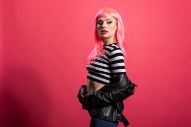 Kendine güveni olan manken deri rockçı ceketi giyer ve fotoşoplar sırasında zarif poz verir. Şehvetli bayan, şık ve modaya cesur pozlar ve yaratıcı kıyafet seçimleriyle dikkat çekiyor.