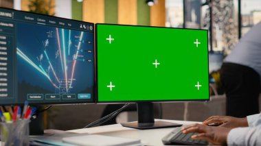 Mühendis, izole ekran bilgisayarındaki güç hatlarını analiz paneline bakıyor ve ölçümleri gösteriyor. Afrika kökenli Amerikalı bir kadın, iletim kulesi sensör verilerini analiz etmek için ofis bilgisayarını kullanır.