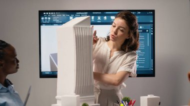 Çeşitli geliştiriciler inşaat ve şehir planlaması için yenilikçi tasarım fikirleri üretiyor, altyapı büyüme onayını güvence altına almak için bir yönetim kurulunda gayrimenkul uzmanları toplanıyor.