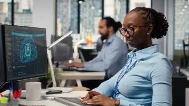 Equity analisti, hisse senedi piyasa değerini değerlendirmek ve not almak için şirketlerin kazanç araştırmaları için yapay zeka kullanıyor. Tüccar, yapay zeka kullanarak yatırımları iyileştirmek için finansal analizler yürütüyor.