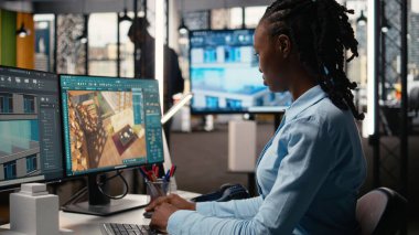 Emlak müteahhidi planları gözden geçirir ve emlak planlaması yapar. Ofisteki yazılım üzerinde apartman planı geliştirir. İnşaat için iç tasarım ve duvar yapısı.