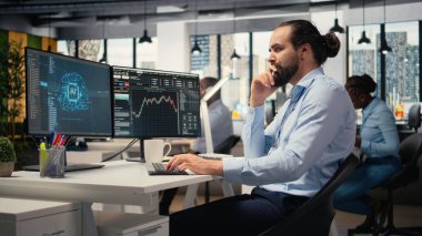 Ofisteki günlük işlemciler, şamdan çizelgelerini yorumlamak, satın alma ve satma kararlarını optimize etmek için yapay zeka analizcilerini kullanıyor. Borsacı otomatik stratejilerle kazancı maksimuma çıkarmak için makine öğrenmesini kullanır