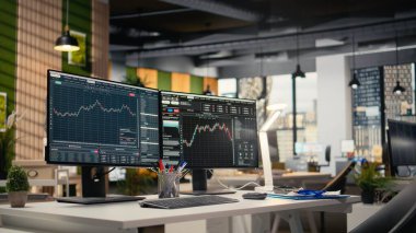 Yatırım fonu ofisindeki bilgisayar ekranlarında sergilenen borsa ölçümleri. Finansal yazılım arayüzü önx şirketinin çalışma alanında görünür olan masadaki bilgisayar monitörleri